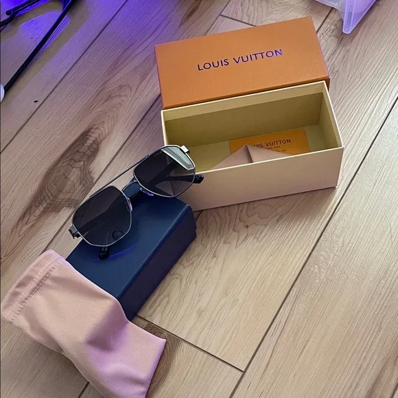 Louis Vuitton Purple Tinted Sunglasses - Picture 3 of 11